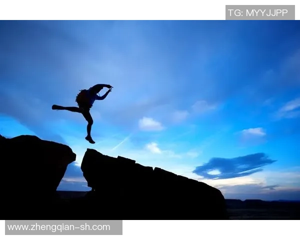 流浪者与标准烈日的较量在光影交错中展现生命的坚韧与希望