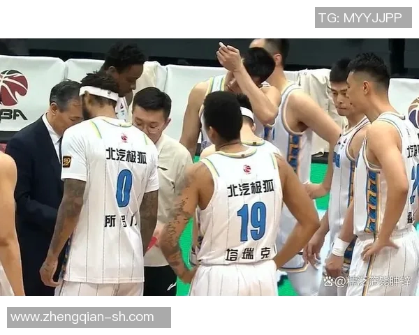 八一队与首钢激战正酣谁将赢得这场篮球巅峰对决的荣耀